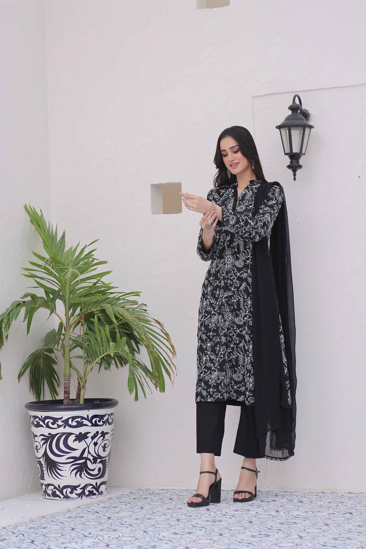 Ebon Allure (With Sleeves)
