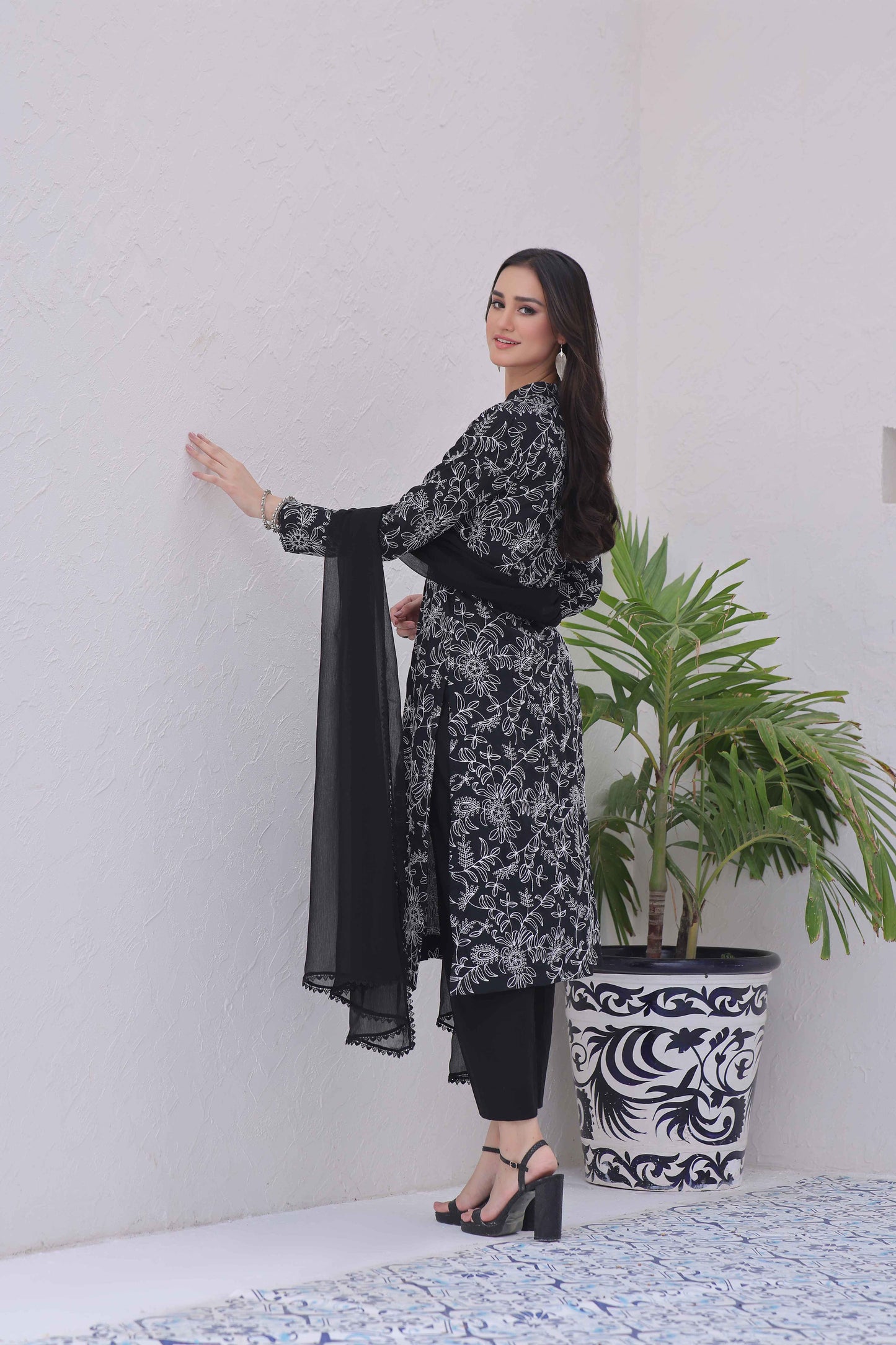 Ebon Allure (With Sleeves)